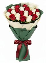 Букет Микс из красных и белых роз в Новомалороссийской