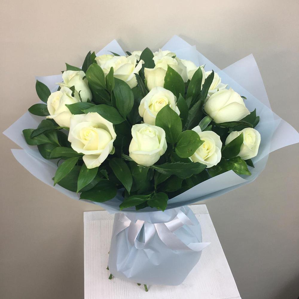 Букет 15 Белых роз Проуд в Новомалороссийской