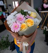 Букет цветов из:  Герберы, Розы и Хризантемы в Новомалороссийской