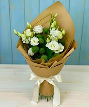 Букет цветов из:  Хризантемы и Лизиантусы в Новомалороссийской