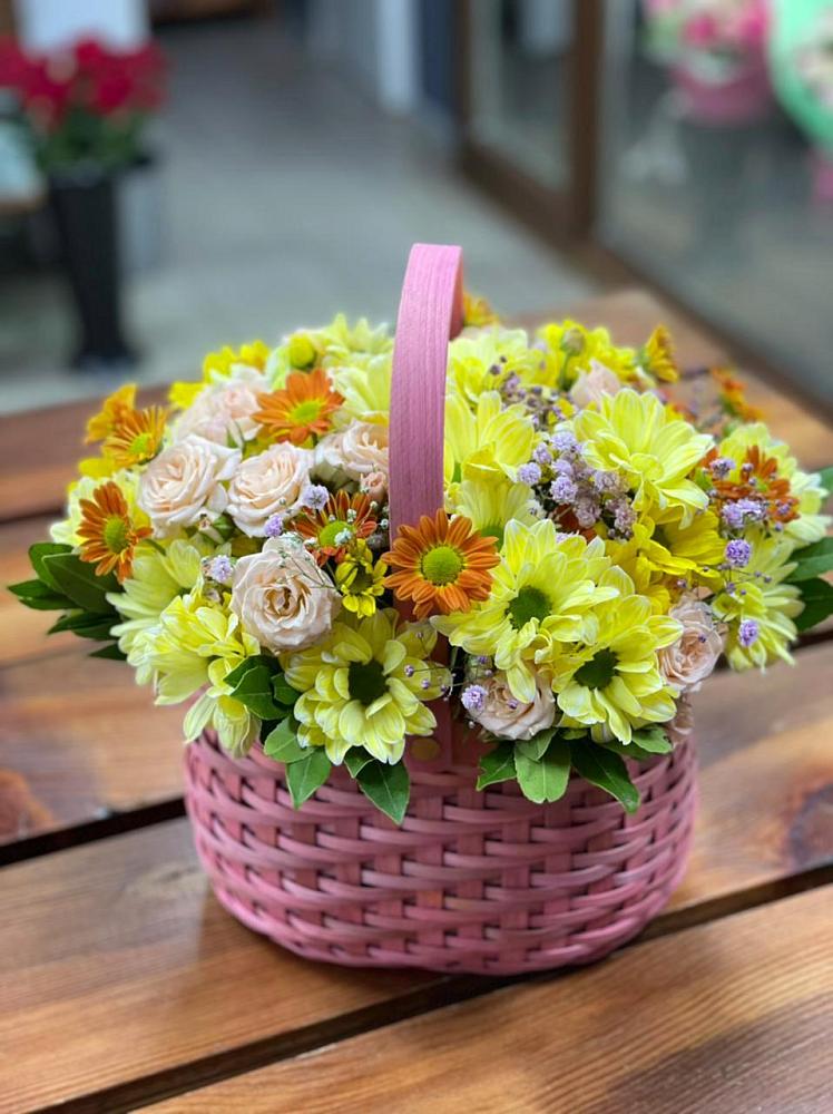 Цветочная композиция из Хризантемы и Розы в корзине в Новомалороссийской