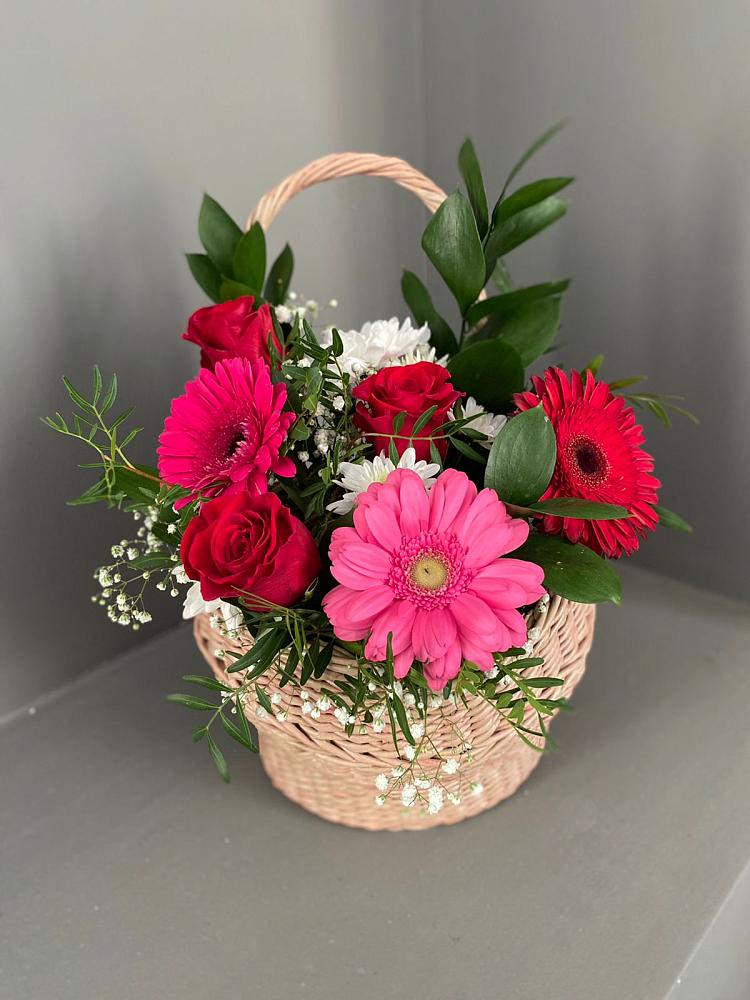 Цветочная композиция из Розы, Хризантемы и Герберы в корзине в Новомалороссийской