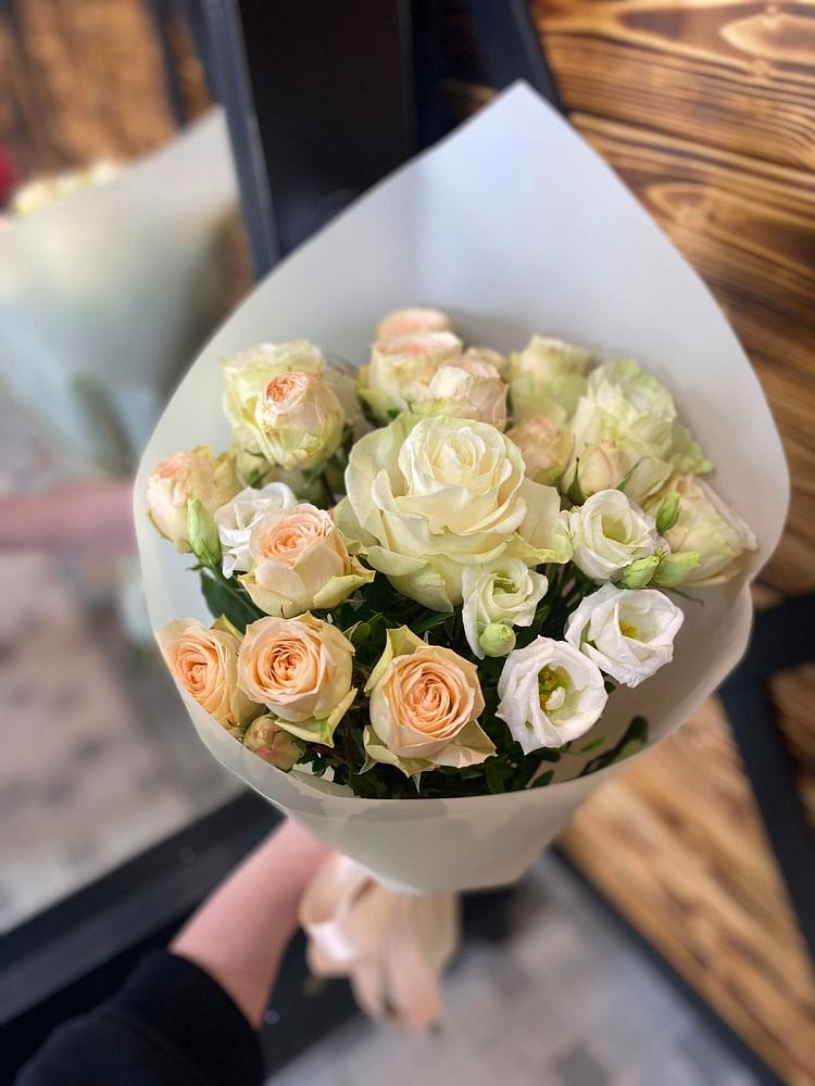 Букет цветов из: Розы и Лизиантусы в Новомалороссийской